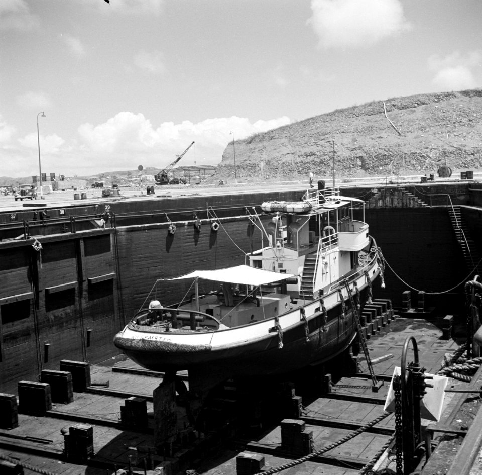 Een schip in een droogdok in de haven van de olieraffinaderij van de CPIM op de , Bestanddeelnr 252-7741