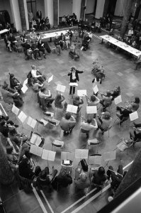 Een overzicht van het orkest van bovenaf, Bestanddeelnr 926-8730
