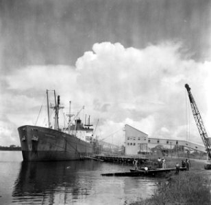 Een schip van de Alcoa Mining Corp. in de Surinamerivier aan de steiger van de S, Bestanddeelnr 252-6560