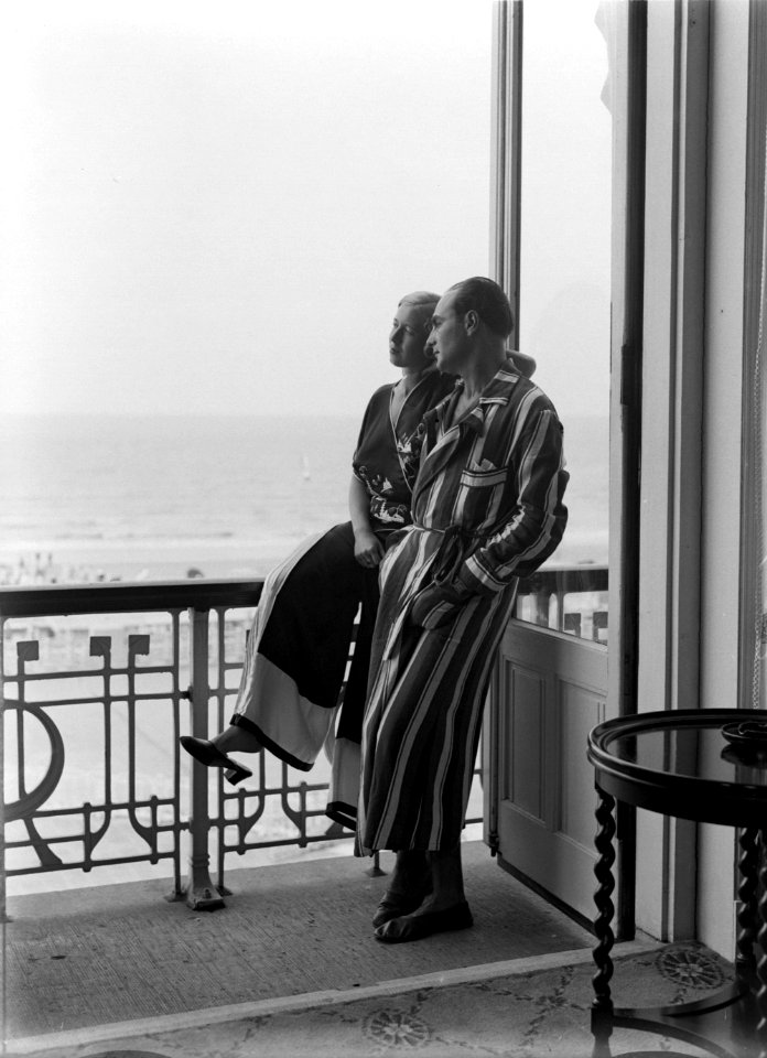 Een man (Farrar) en een vrouw (Yvonne bij het raam van een hotelkamer van het , Bestanddeelnr 189-0726