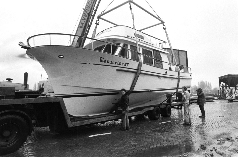 Een schip wordt uit de Amstel gehesen voor de Hiswa tentoonstelling, Bestanddeelnr 930-1336