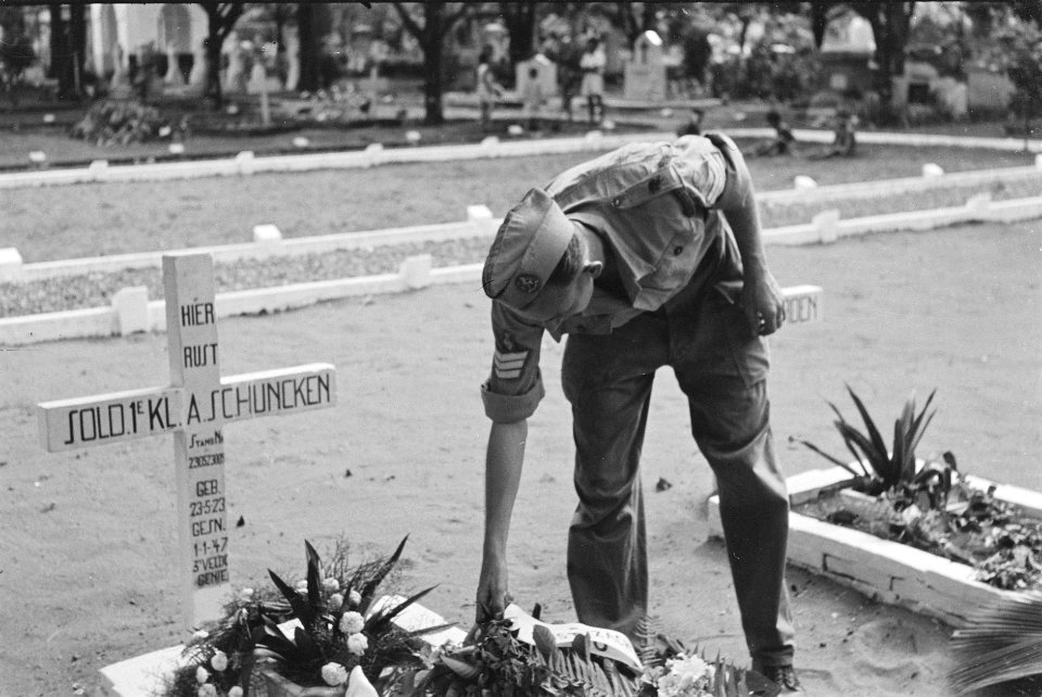 Een sergeant legt bloemen bij het graf van sold. 1e klas A. Schuncken (geb. 23-5, Bestanddeelnr 220-3-3