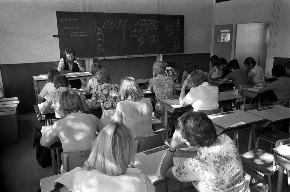 Een schoollokaal met volwassen vrouwen en een docent, Bestanddeelnr 928-1263