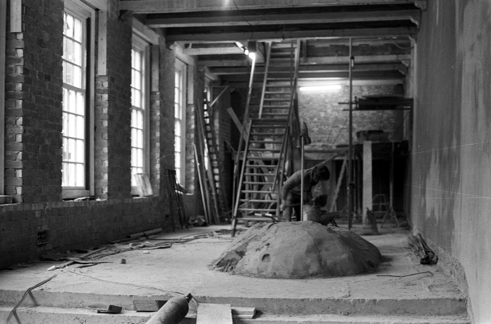 Een ruimte met ladders en bouwmaterialen, Bestanddeelnr 926-8867