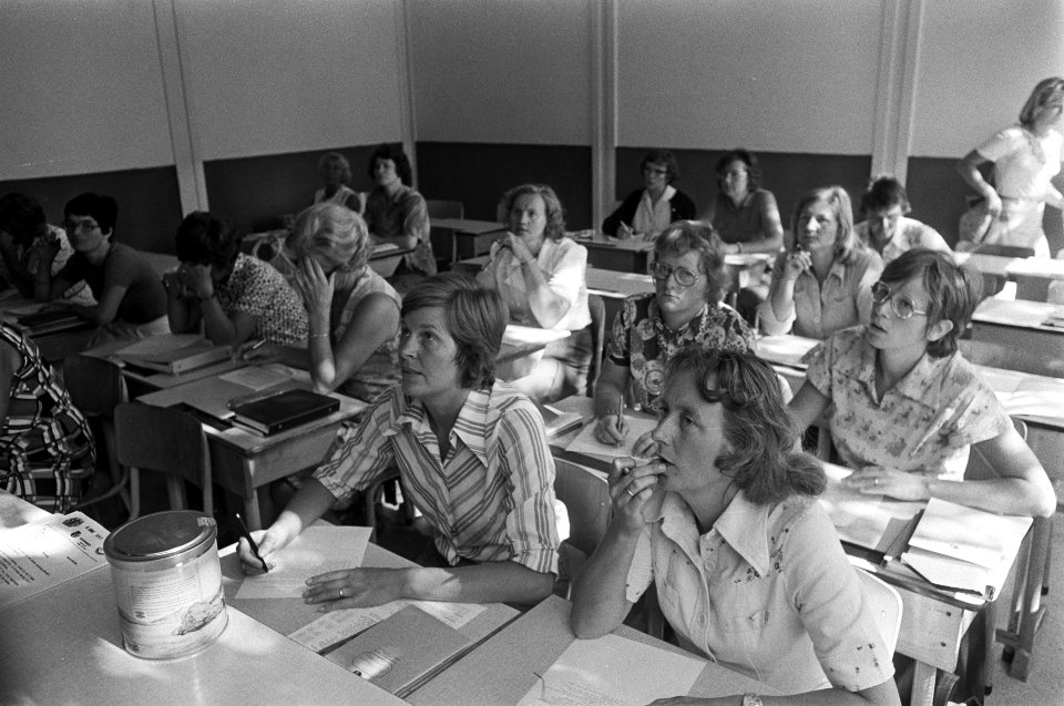 Een schoollokaal met volwassen vrouwen, Bestanddeelnr 928-1261