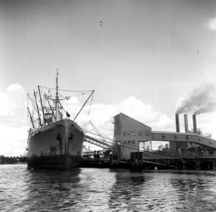Een schip van de Alcoa Mining Corp. in de Surinamerivier aan de steiger van de S, Bestanddeelnr 252-6559