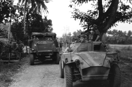 Een scoutscar gevolgd door een 34 ton pantserwagen GMC C15 TA, Bestanddeelnr 1765