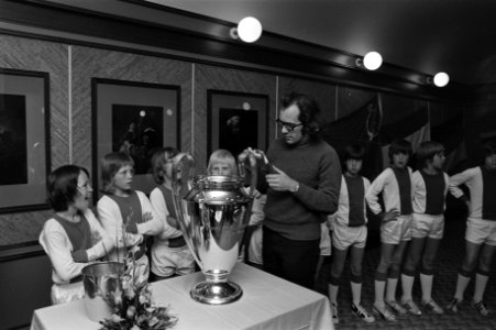 Een schaker trekt een lot uit de Europacup, omringd door Ajax-pupillen, Bestanddeelnr 925-6261