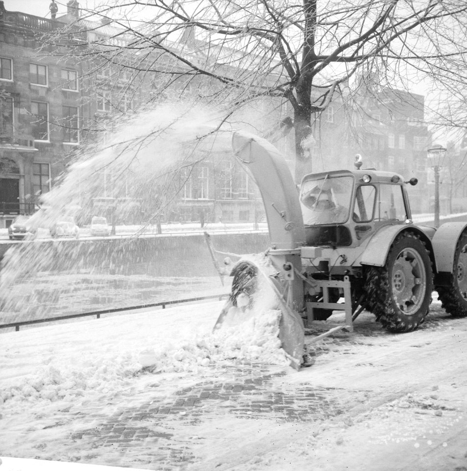 Een sneeuwblazer kwam er in Amsterdam aan te pas, die 150 M3 sneeuw per uur in g, Bestanddeelnr 918-7762