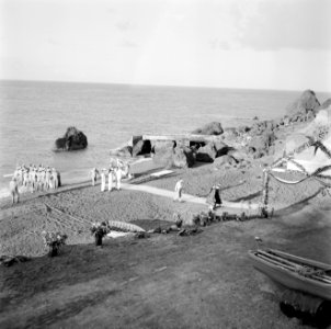 Een sloep van H.M. kruiser De Ruyter komt aan op de kust van Saba, Bestanddeelnr 252-4075