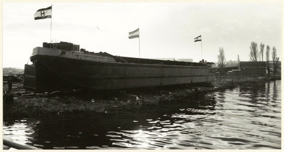 Een schip ( een onderlosser) ligt gereed om te water gelaten worden op de Haarlemse werf. NL-HlmNHA 5404085