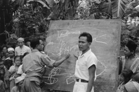 Een sergeant-majoor van het KNIL en een Indonesische man in witte kleding schrij, Bestanddeelnr 446-3-4