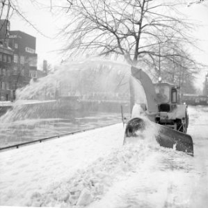 Een sneeuwblazer kwam er in Amsterdam aan te pas, die 150 M3 sneeuw per uur in g, Bestanddeelnr 918-7761