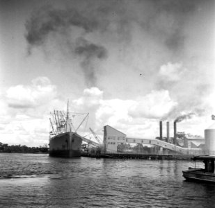 Een schip van de Alcoa Mining Corp. in de Surinamerivier aan de steiger van de S, Bestanddeelnr 252-6558