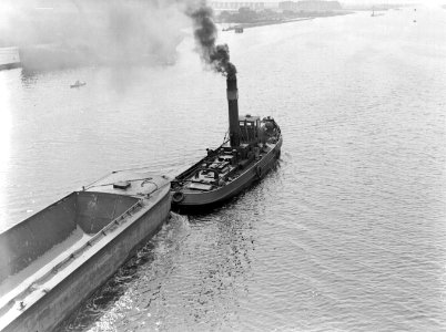 Een sleepboot met een zandschuit op het Noordzeekanaal, Bestanddeelnr 189-0483