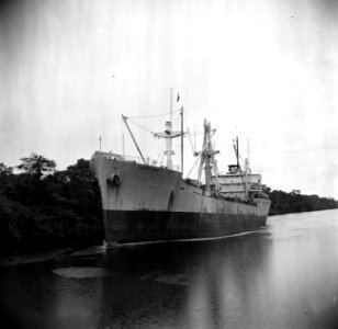 Een schip van de Alcao Mining Corp op de Surinamerivier, Bestanddeelnr 252-6624