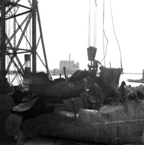 Een schip wordt gelicht, Bestanddeelnr 900-6037
