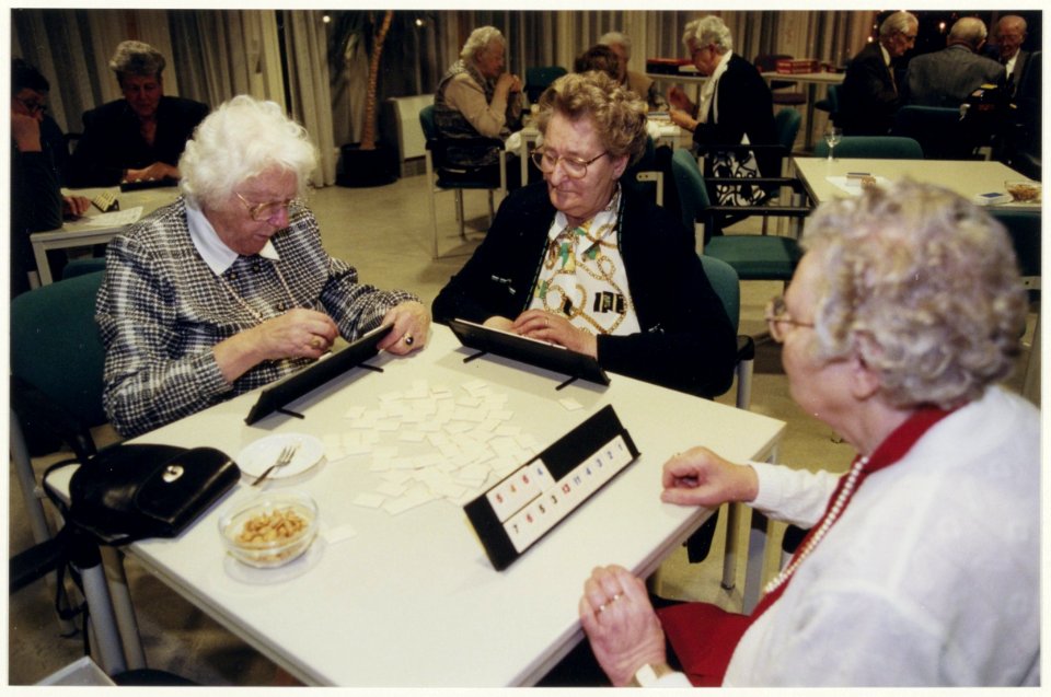 Een spelletje Rummicub tijdens de oud-en-nieuw-viering in wijksteunpunt de Hofstede. Aletta Jacobsstraat 227, NL-HlmNHA 54050102