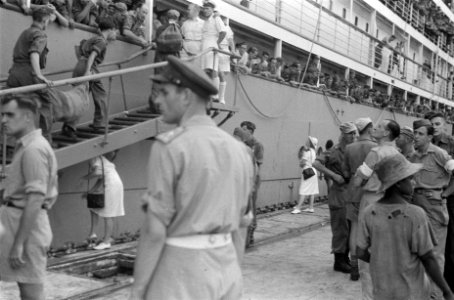 Een schip is aangemeerd. Manschappen aan boord aan de reling, Bestanddeelnr 77-5-5