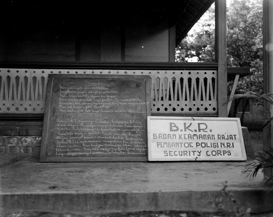 Een schoolbord met tekst in het Indonesisch (koptitels Maui Peringati en TRI, Bestanddeelnr 10554