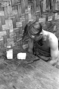 Een soldaat zit aan tafel. voor hem brood, een kan water en een mes. Hij lijkt , Bestanddeelnr 4766