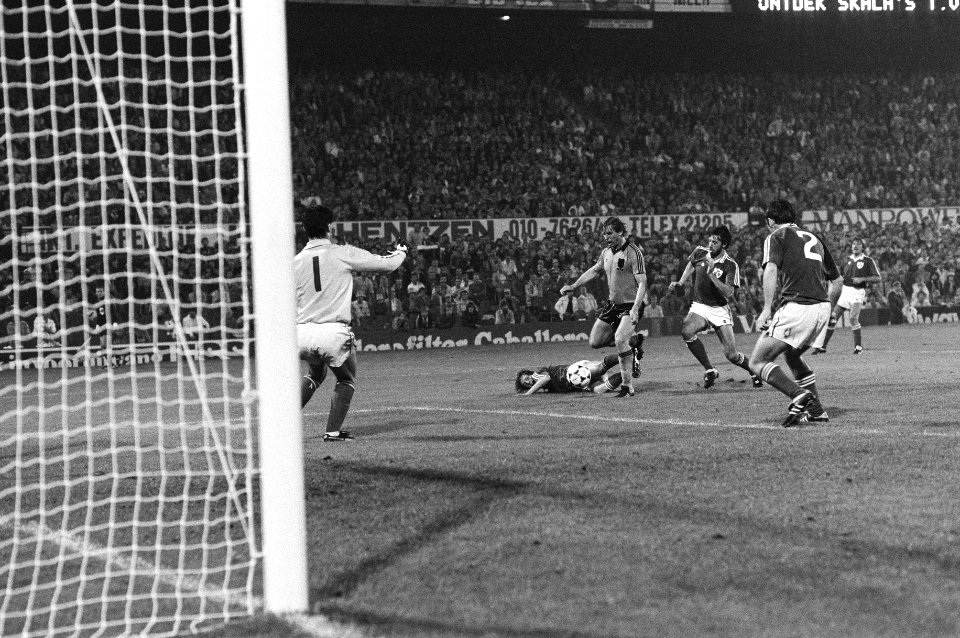Een spelmoment van de wedstrijd Nederland-Ierland tijdens de voorronde van het W, Bestanddeelnr 931-6690