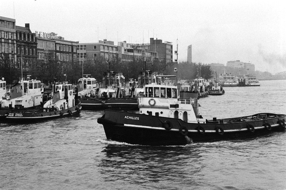 Een sleepboot vaart langs de Willemskade, Bestanddeelnr 930-4908