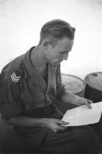 Een sergeant leest een brief, Bestanddeelnr 213-6-3