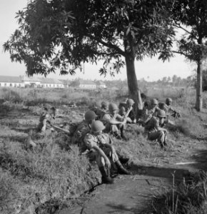 Een sectie militairen met tijdens een rustpauze Hoe een sectie op patrouille…, Bestanddeelnr 15856
