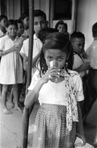 Een schoolmeisje drinkt uit een glas, Bestanddeelnr 500-3-6
