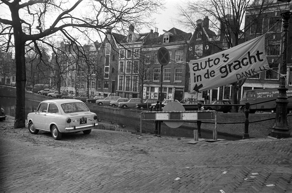 Een spandoek langs de gracht, Bestanddeelnr 926-8336