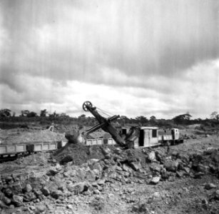 Een shovel laadt erts in een kipkar op het terrein van de Surinaamse Bauxiet Maa, Bestanddeelnr 252-6619