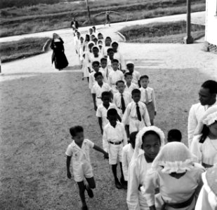 Een stoet van schoolkinderen die hun eerste communie zullen gaan doen in de Room, Bestanddeelnr 252-5482