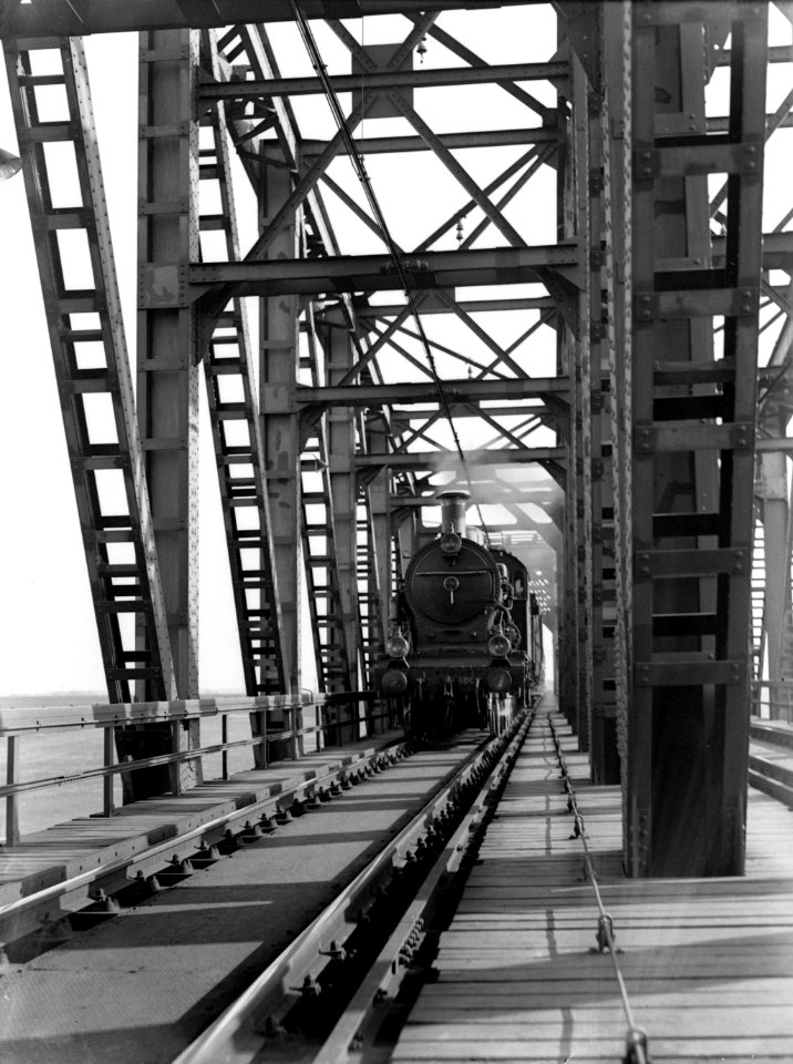 Een stoomtrein op de Hembrug over het Noordzeekanaal, Bestanddeelnr 189-0486