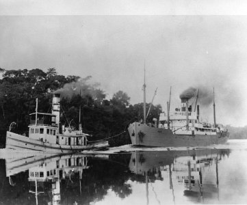 Een sleepboot sleept een vrachtschip geladen met bauxiet over de Cotticarivier, Bestanddeelnr 935-1360