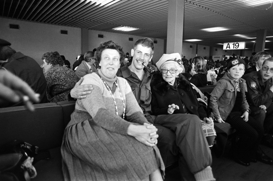 Een soldaat neemt afscheid, Bestanddeelnr 930-1930