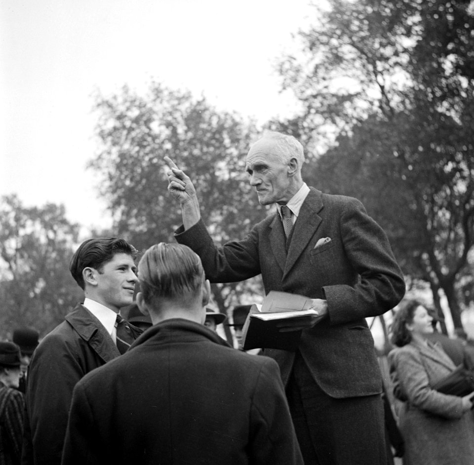 Een spreker bij de Speakers' Corner in het Hyde Park, Bestanddeelnr 254-1991
