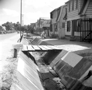 Een straat met riool in Willemstad, Bestanddeelnr 252-2810