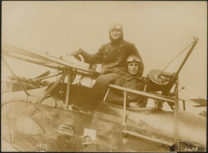 Een succesvolle Duitsche vliegenier Sergeant-majoor Gottfried Ehmann (aan de , Bestanddeelnr 158-2885