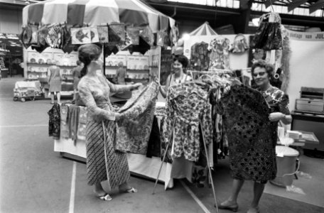 Een stalletje met sarongs e.d., Bestanddeelnr 922-5629