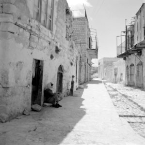 Een straatje in Safad (Safed) met huizen met ijzeren balkons Een oudere vrouw z, Bestanddeelnr 255-4004