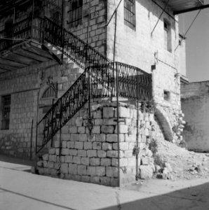 Een straatje in Safad (Safed) met een huis met een gemetselde trap die naar een , Bestanddeelnr 255-4008 photo