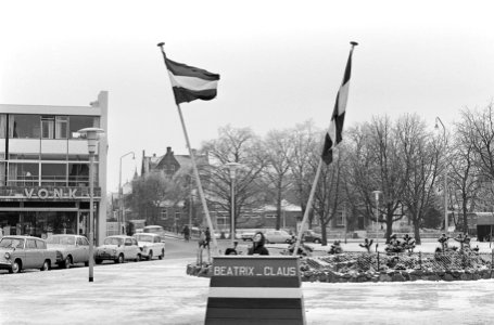 Een spaarkist voor het geschenk op de markt in Coevorden, Bestanddeelnr 918-7782