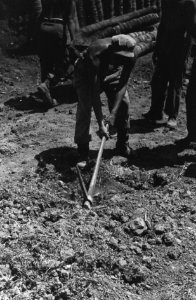 Een soldaat werkt met een pikhouweel, Bestanddeelnr 1870
