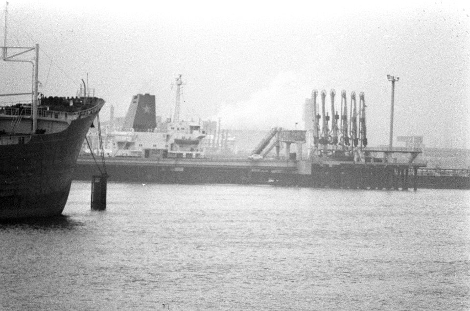 Een tanker ligt afgemeerd, Bestanddeelnr 926-9129