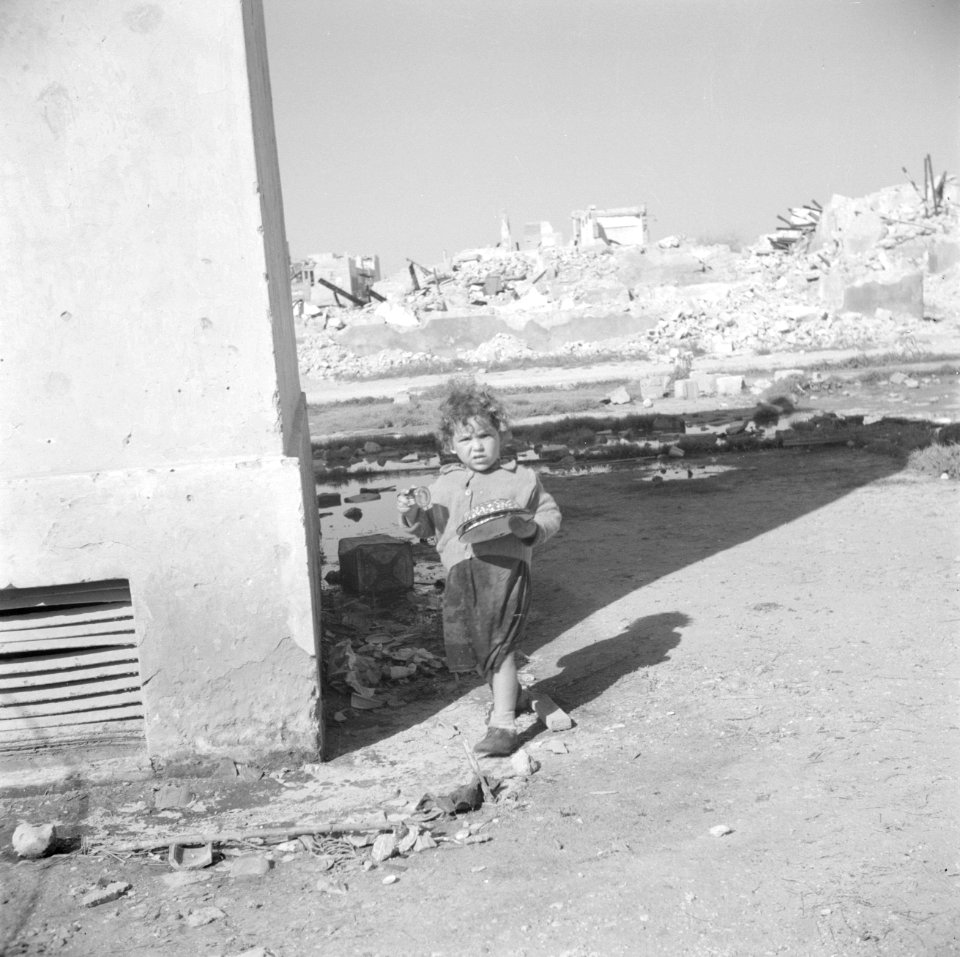 Een spelend kind van emigranten tussen ruines, Bestanddeelnr 255-1199