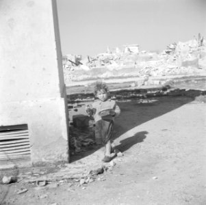Een spelend kind van emigranten tussen ruines, Bestanddeelnr 255-1199