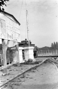 Een Stuart pantserwagen rijdt op een brug Links een aanplakbord, Bestanddeelnr 5606