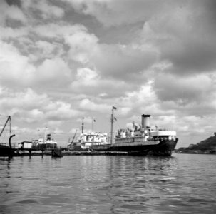 Een tanker in de haven van de olieraffinaderij van de CPIM op de Isla op Curaçao, Bestanddeelnr 252-7737
