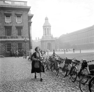 Een studente heeft haar fiets gestald bij het Trinity College, Bestanddeelnr 191-0858